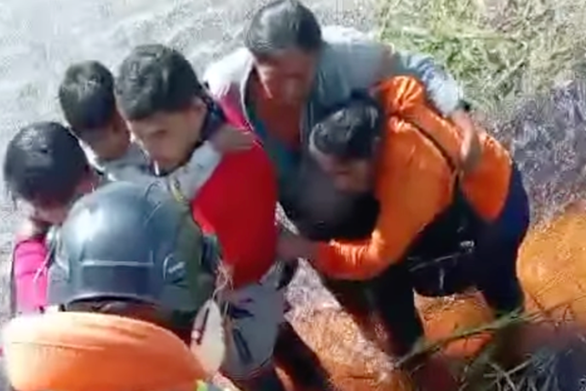 Miracle rescue of group from crocodile infested lagoon after plane crash ...