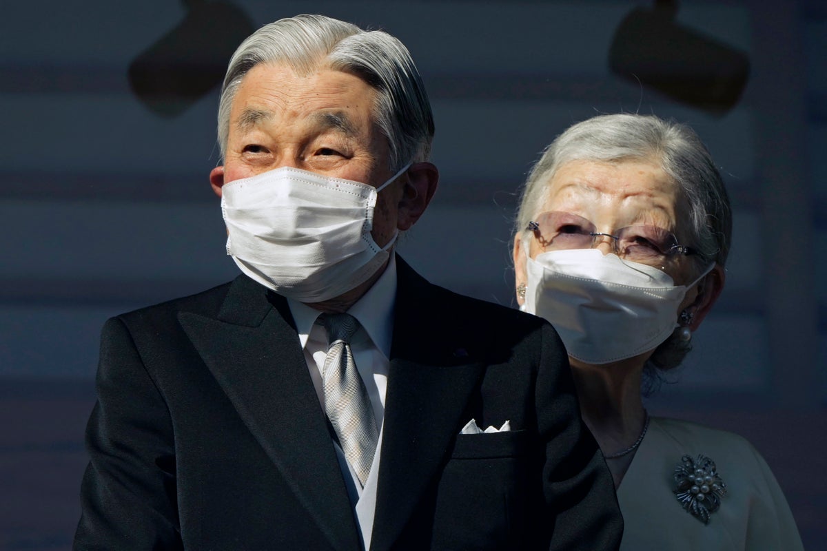 Japan's retired former emperor is to be hospitalized for heart tests, Japanese media say
