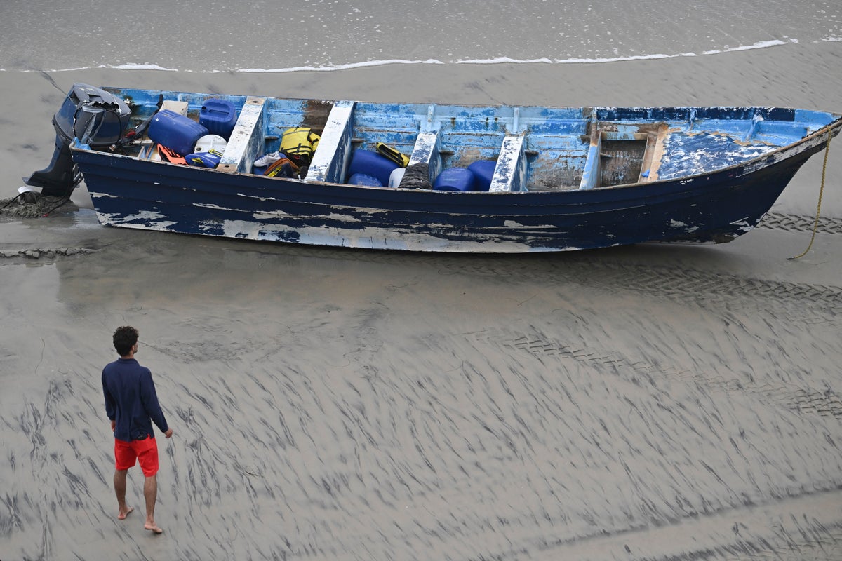 At least three dead after boat believed to be carrying migrants overturns near San Diego