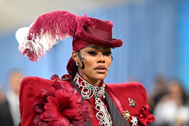 <p>La cantautora y actriz estadounidense Teyana Taylor llega a la Met Gala 2025 en el Museo Metropolitano de Arte el 5 de mayo de 2025, en Nueva York. La gala recauda fondos para el Instituto del Traje del Museo Metropolitano de Arte. El tema de la Met Gala 2025 es “Hecho a la medida”, en consonancia con la exposición del Costume Institute “Superfine: Tailoring Black Style”, que se abrirá al público el 10 de mayo. (Foto de ANGELA WEISS / AFP)</p>