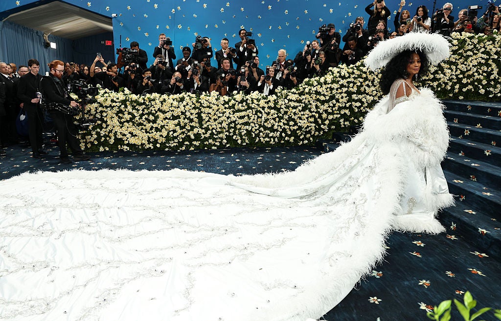 Ross' train took over the entire blue carpet, with multiple people holding onto her white train as she walked up the museum’s steps