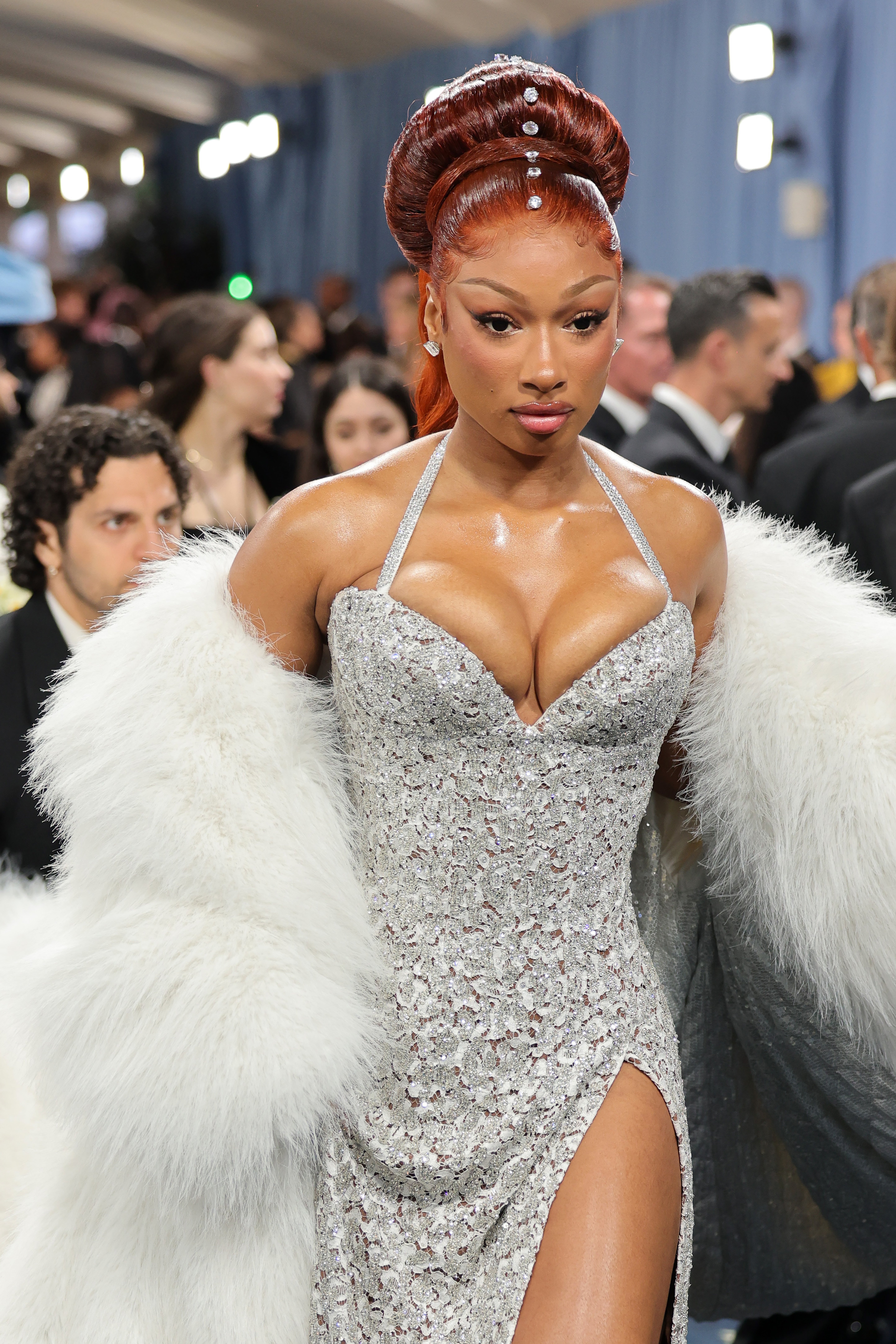 The artist, whose vibrant red hair was a stark contrast to the otherwise elegant look, arrived with Michael Kors