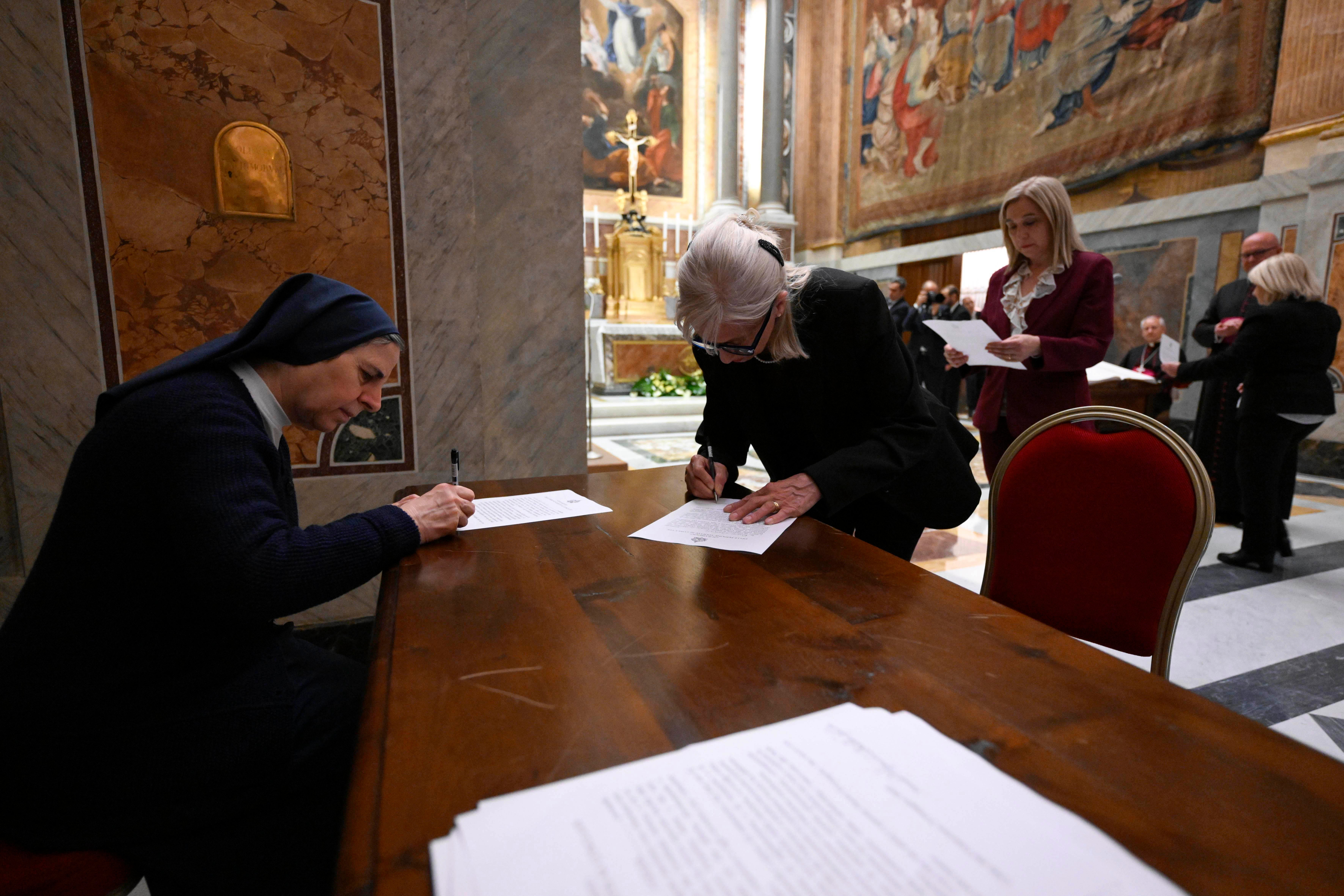 Vatican employees sign the oath of secrecy for all those assigned to the conclave