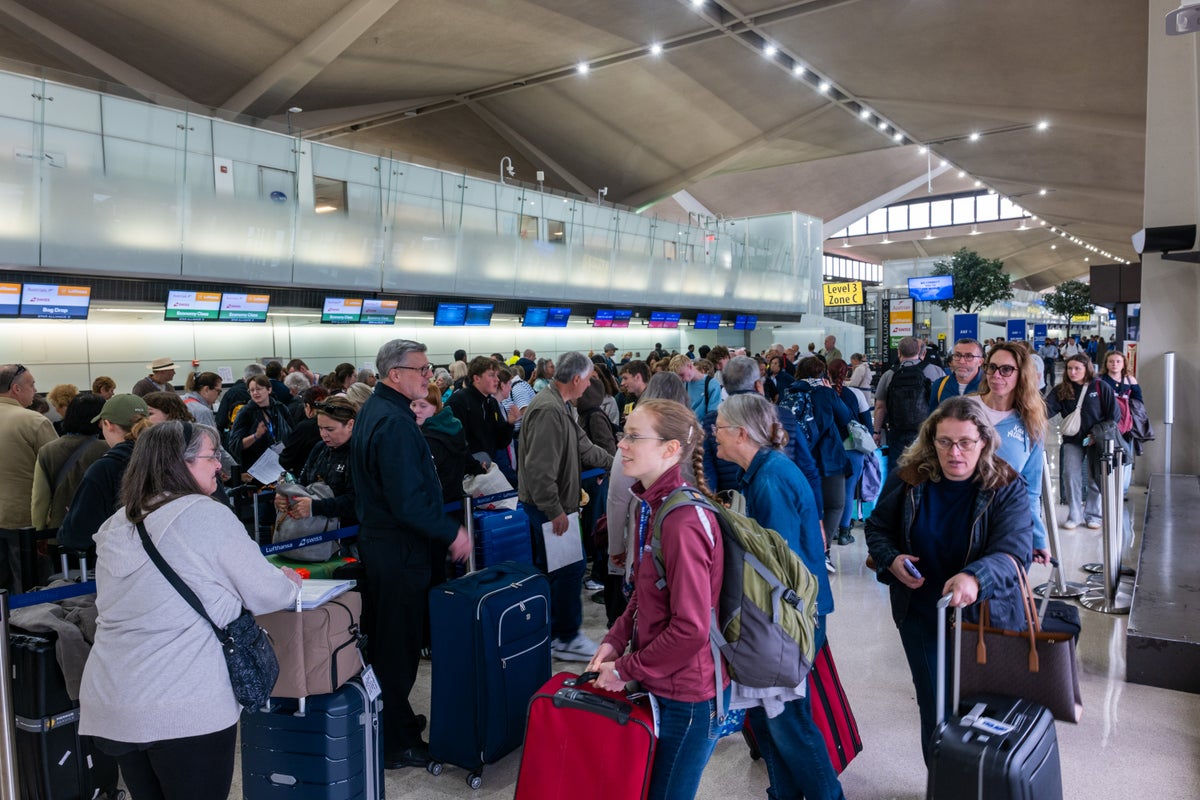 https://static.independent.co.uk/2025/05/06/12/06/Staffing-Shortages-And-Technology-Issues-Cause-Week-Long-Delays-At-Newark-Airport-2byawe3o.jpeg?width=1200&height=800&crop=1200:800