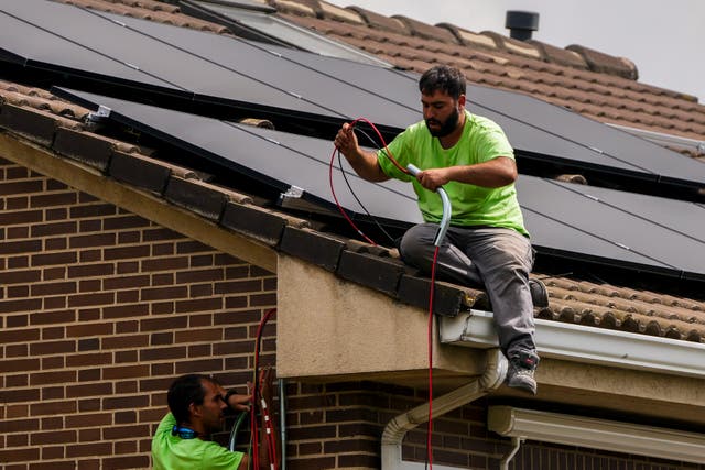 <p>The Spanish government approved a bill Tuesday reducing the workweek from 40 to 37.5 hours</p>