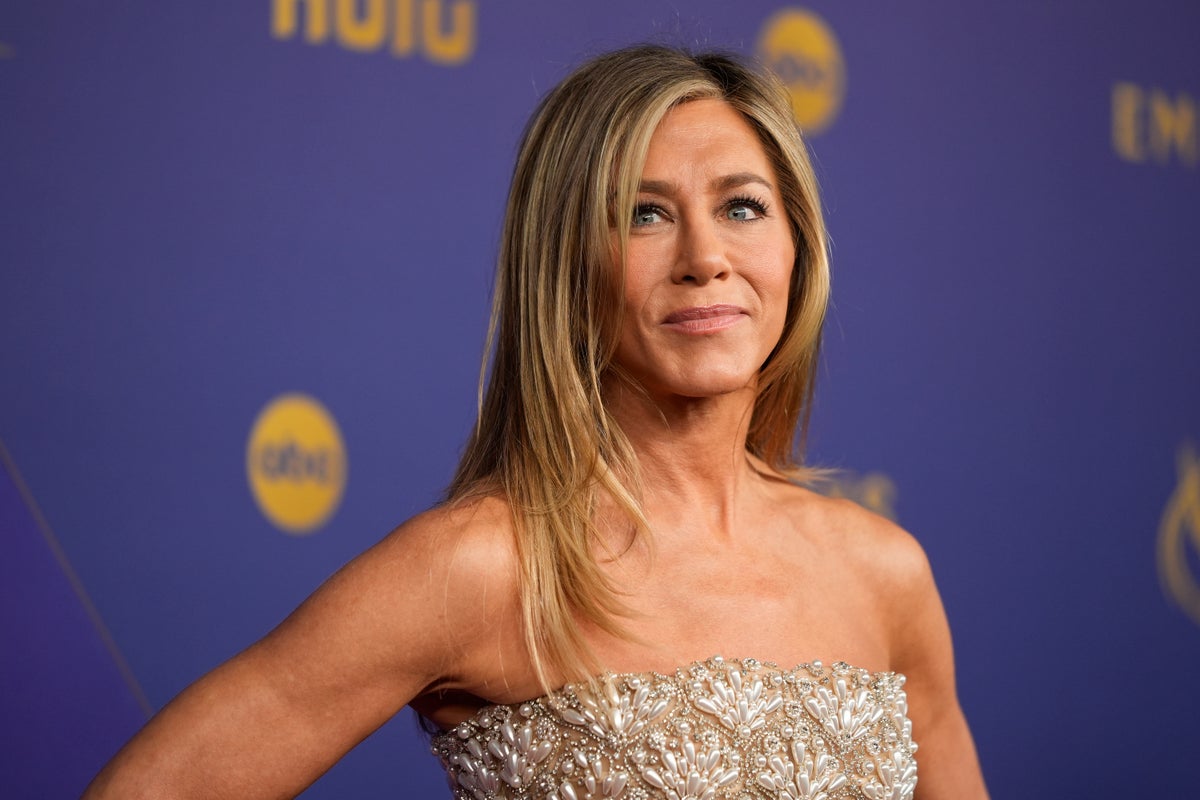 Man arrested after ramming car into front gate of Jennifer Aniston's Los Angeles home