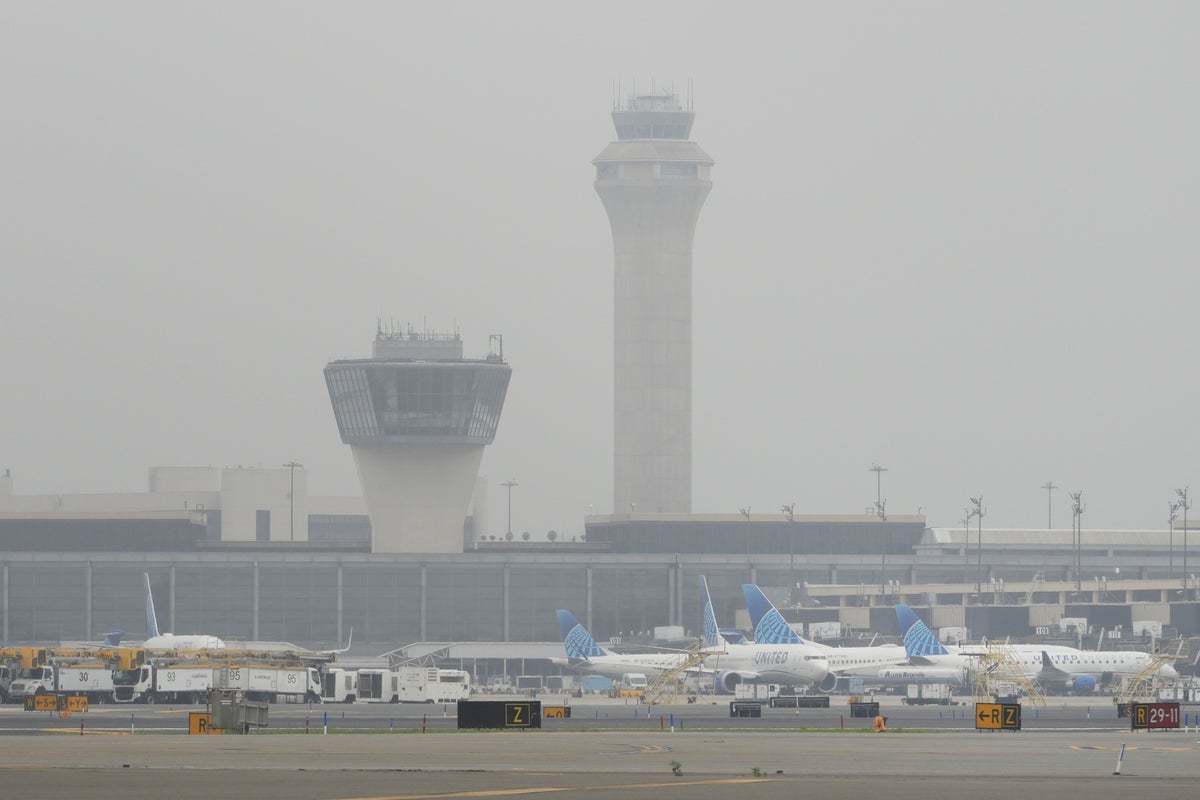 Controllers briefly lost contact with Newark planes before wider flight disruptions