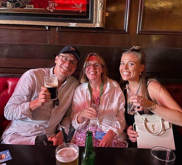 <p>Ben, Gemma y Jess en Dublín, junio 2023</p>