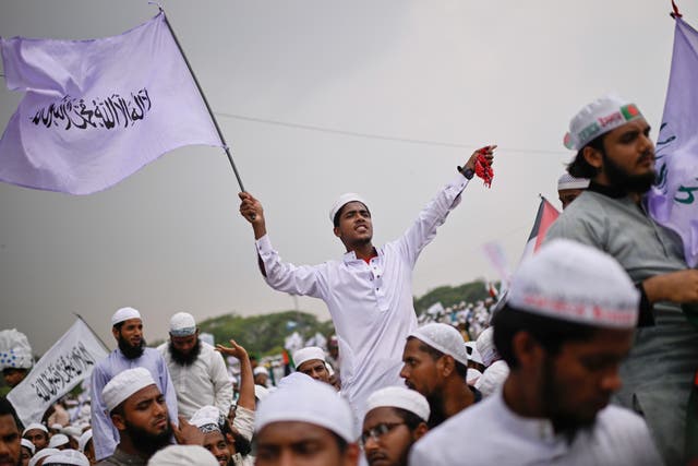 <p>Thousands of activists of Islamist group Hefazat-e-Islam protest in Dhaka</p>