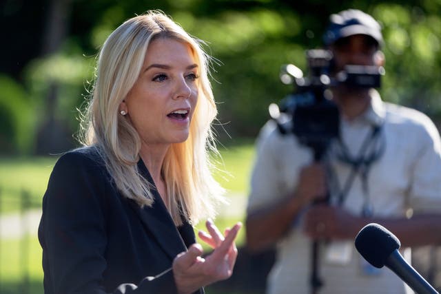 <p>Pam Bondi asegura que el FBI está “revisando con diligencia” los archivos de Epstein tras contestar una pregunta sobre su desaparición</p>