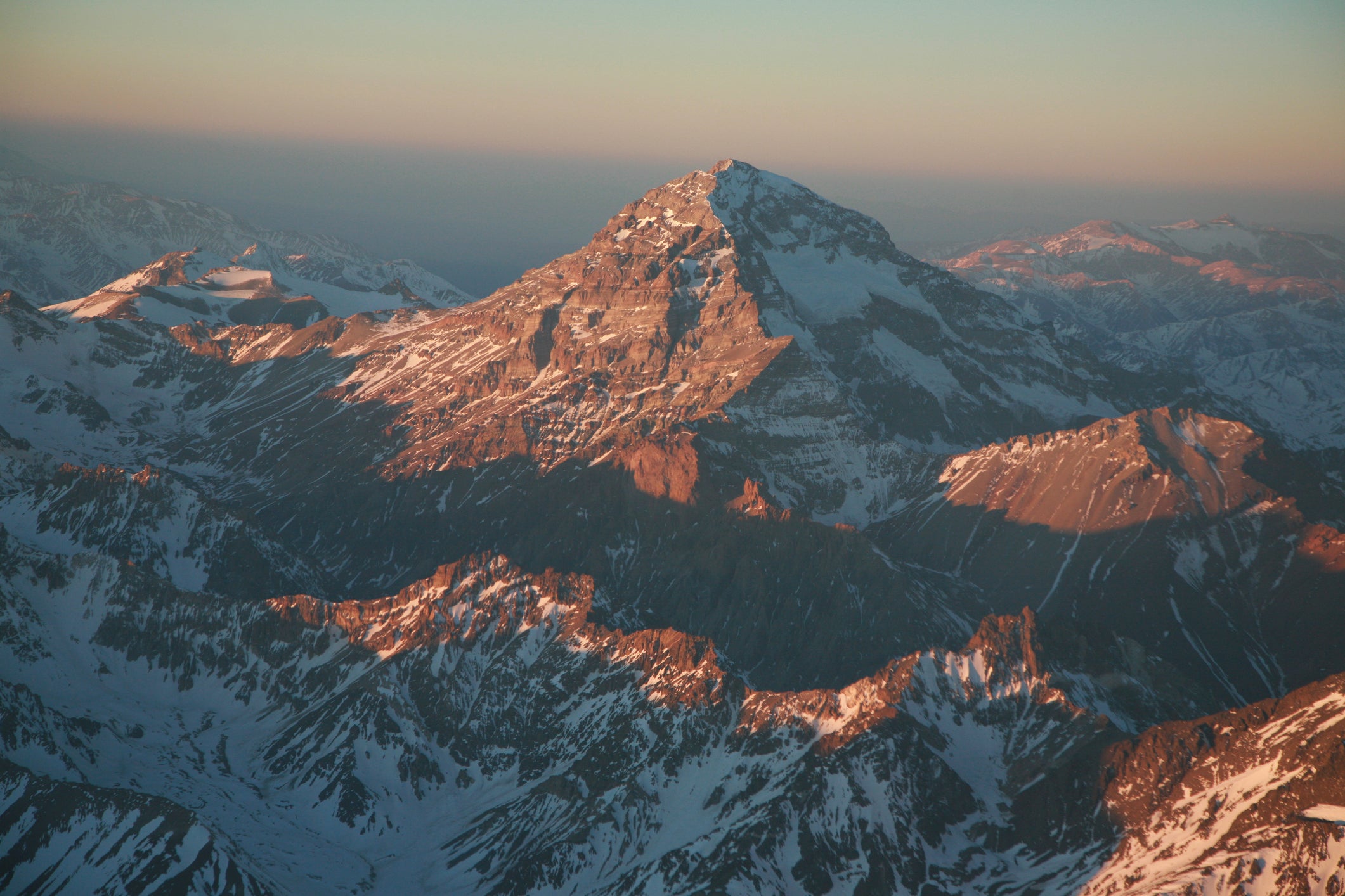 Starting at 2,500m above sea level, it rises up to 4,000m