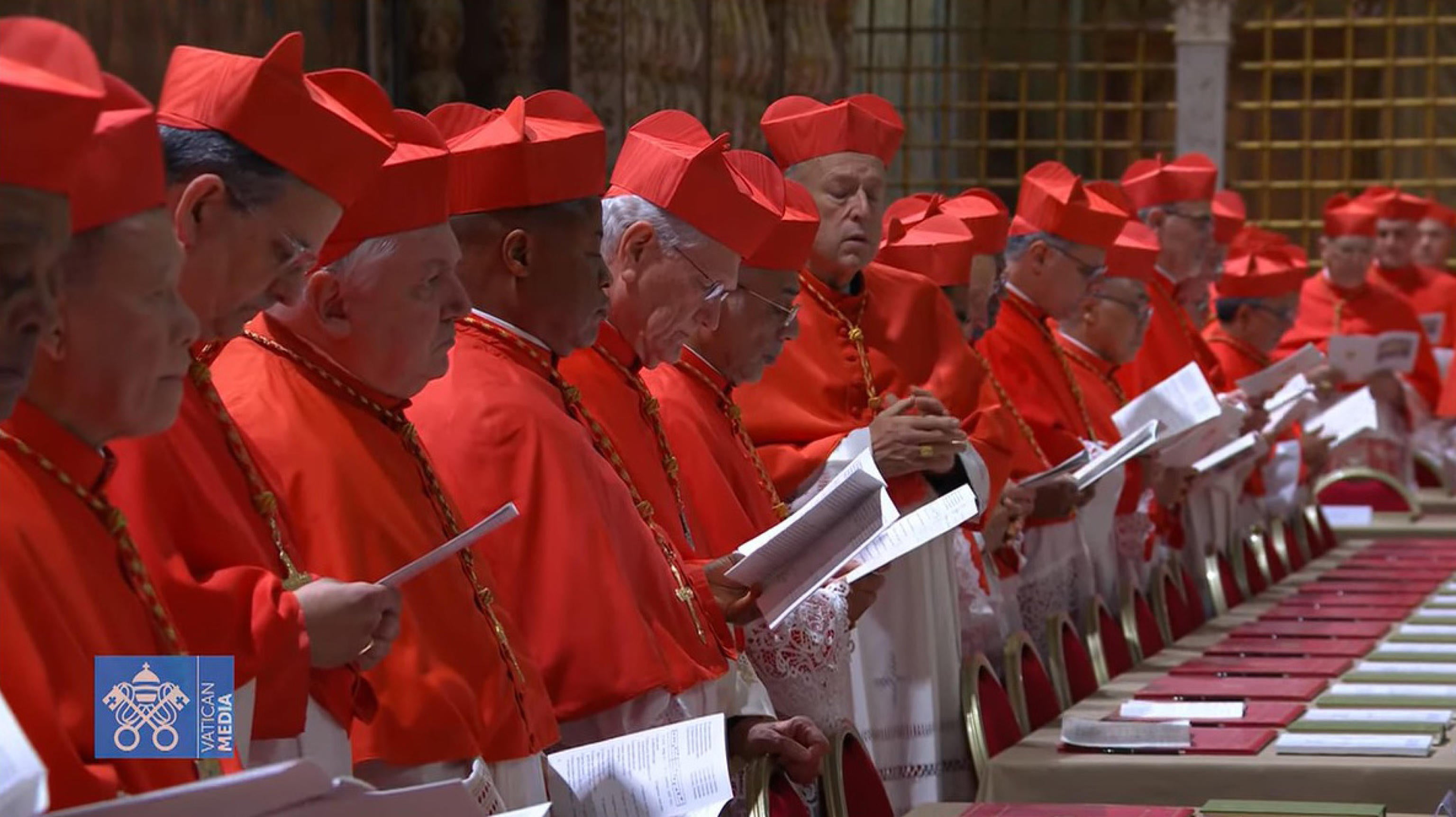 Cardinals praying before making their vows