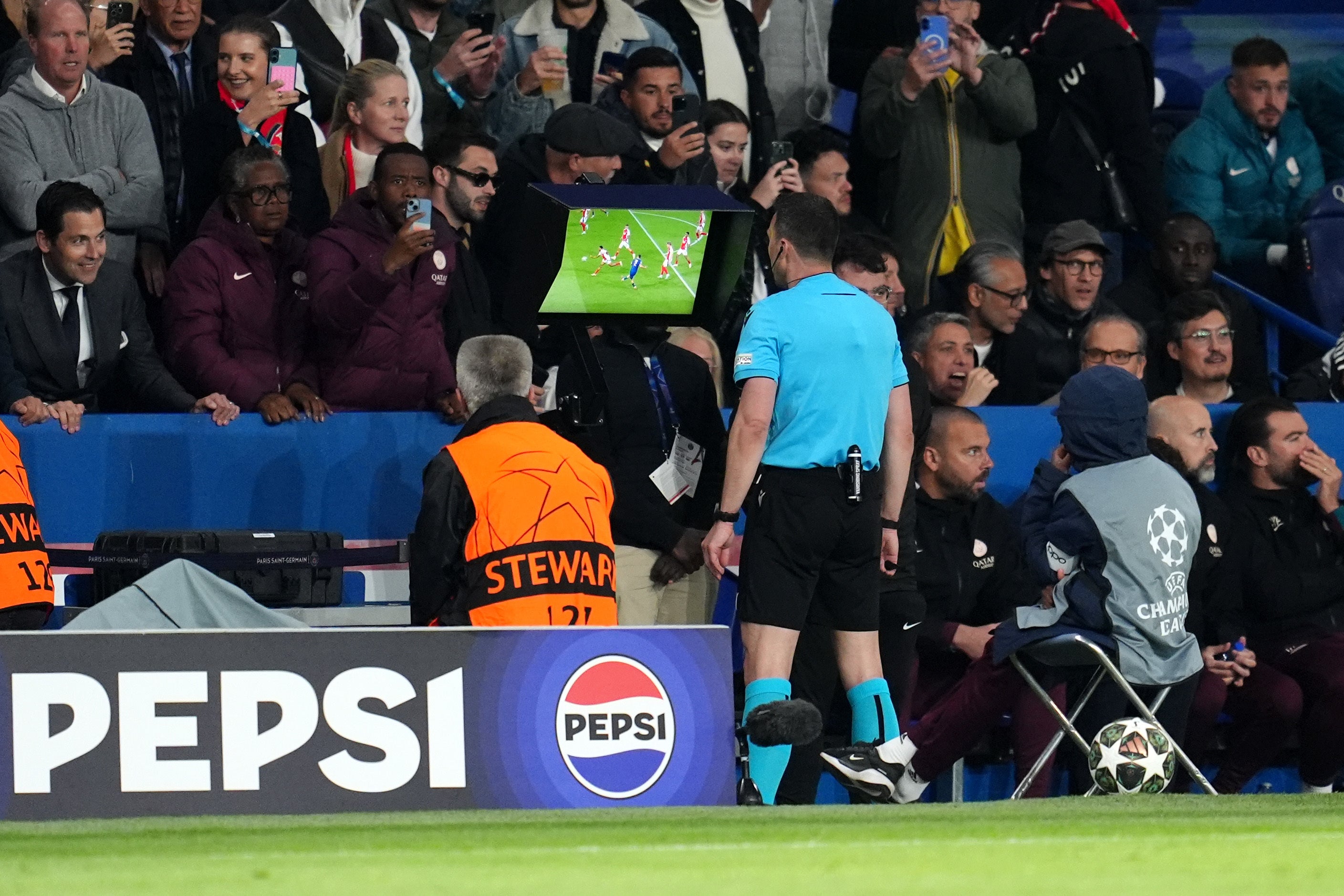 El árbitro Felix Zwayer consulta a VAR antes de otorgar una penalización a Paris St Germain (Adam Davy/PA)