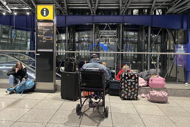 <p>Power was restored to Heathrow airport’s terminals seven hours before flights resumed on the day it was closed because of a substation fire</p>