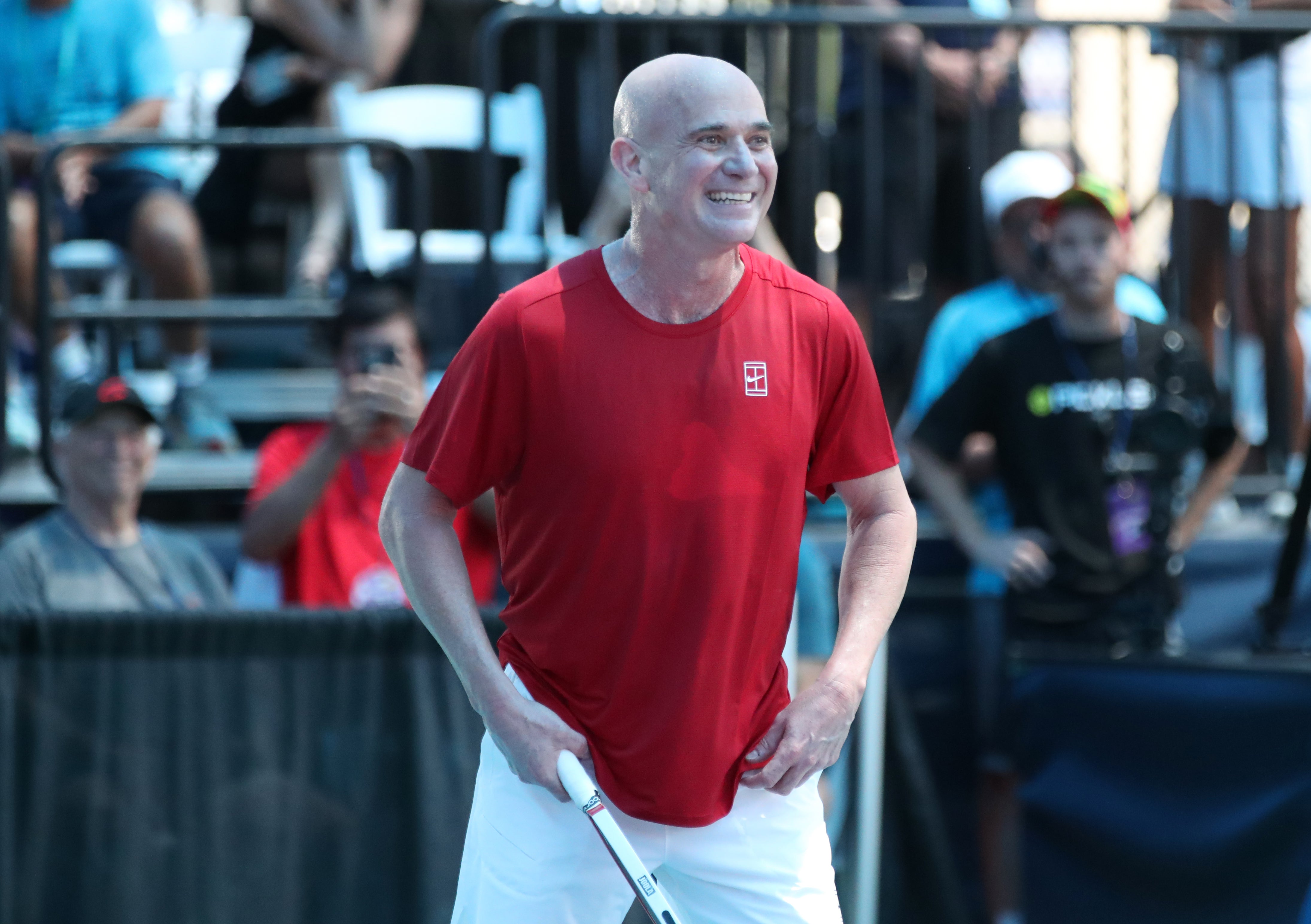 Andre Agassi lächelt die Menge bei der US Open Kimchi Championship 2025 gegen die Menge