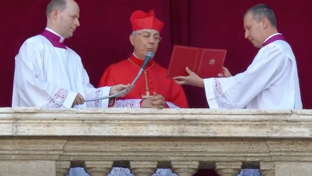 <p>El cardenal protodiácono Dominique Mamberti de pie mientras anuncia que el cónclave eligió un nuevo papa en el Vaticano, 8 de mayo de 2025</p>