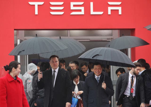 <p>Tesla boss Elon Musk with Shanghai Mayor Ying Yong in January 2019</p>