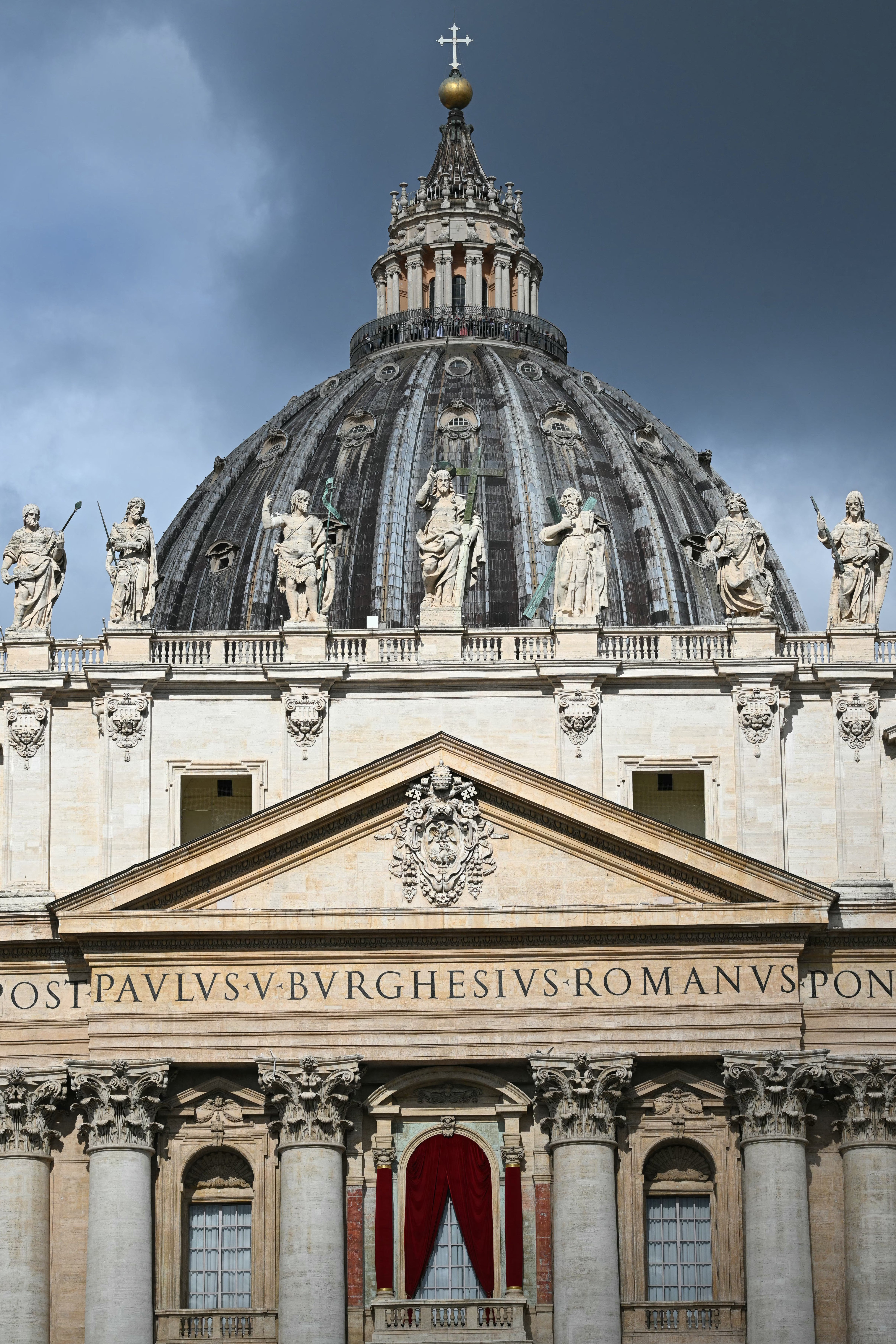 The Balcony of the Saint-Pierre Basilica, the new pope of which will appear for the first time