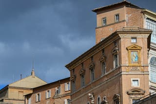 A view of the Sistine Chapel and the Apostolic Palace, as people wait for the vote