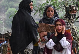 Indian villagers wait for transport as they flee following overnight artillery shelling in Uri