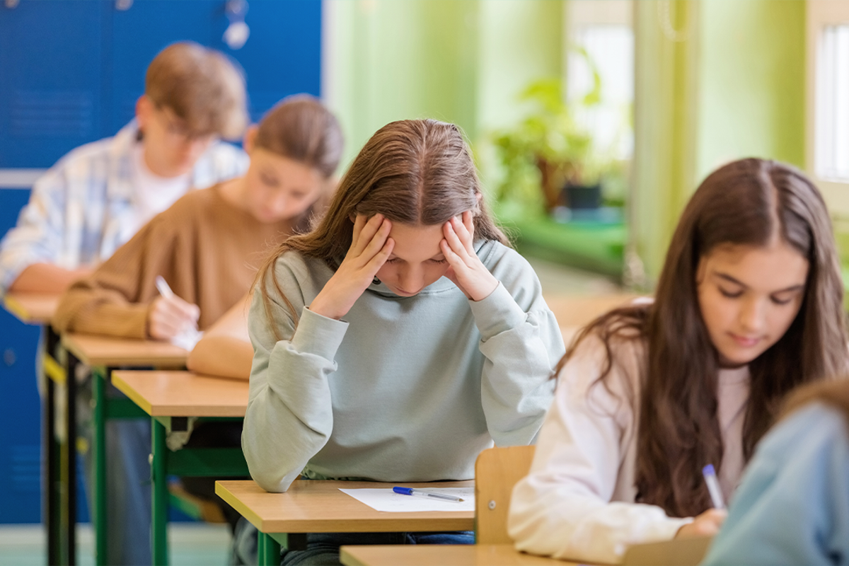 Teens have an attention span of 14 minutes, could this dumbphone help?