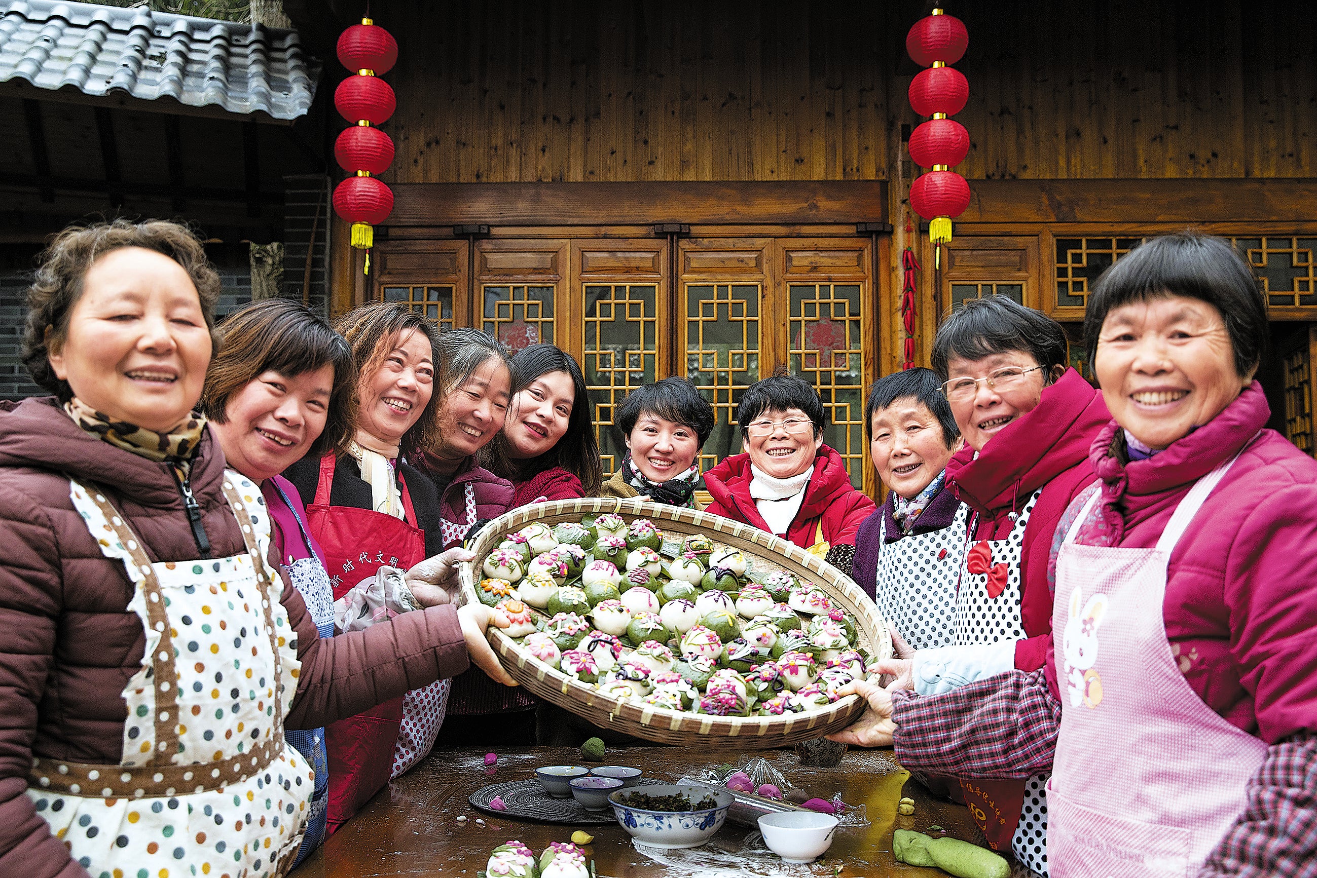 Changxing villagers showcase glutinous rice pastry infused with flower petals
