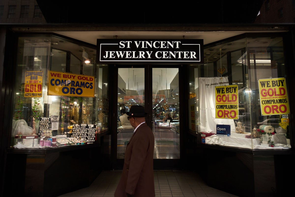 AP PHOTOS: Economic jitters and soaring gold prices create a frenzy for US jewelry merchants