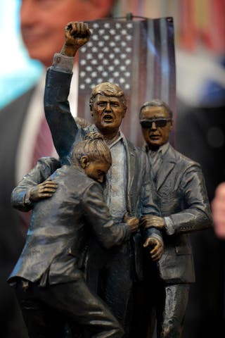 Trump adds a new piece of art to the Oval Office - a statue of himself ...