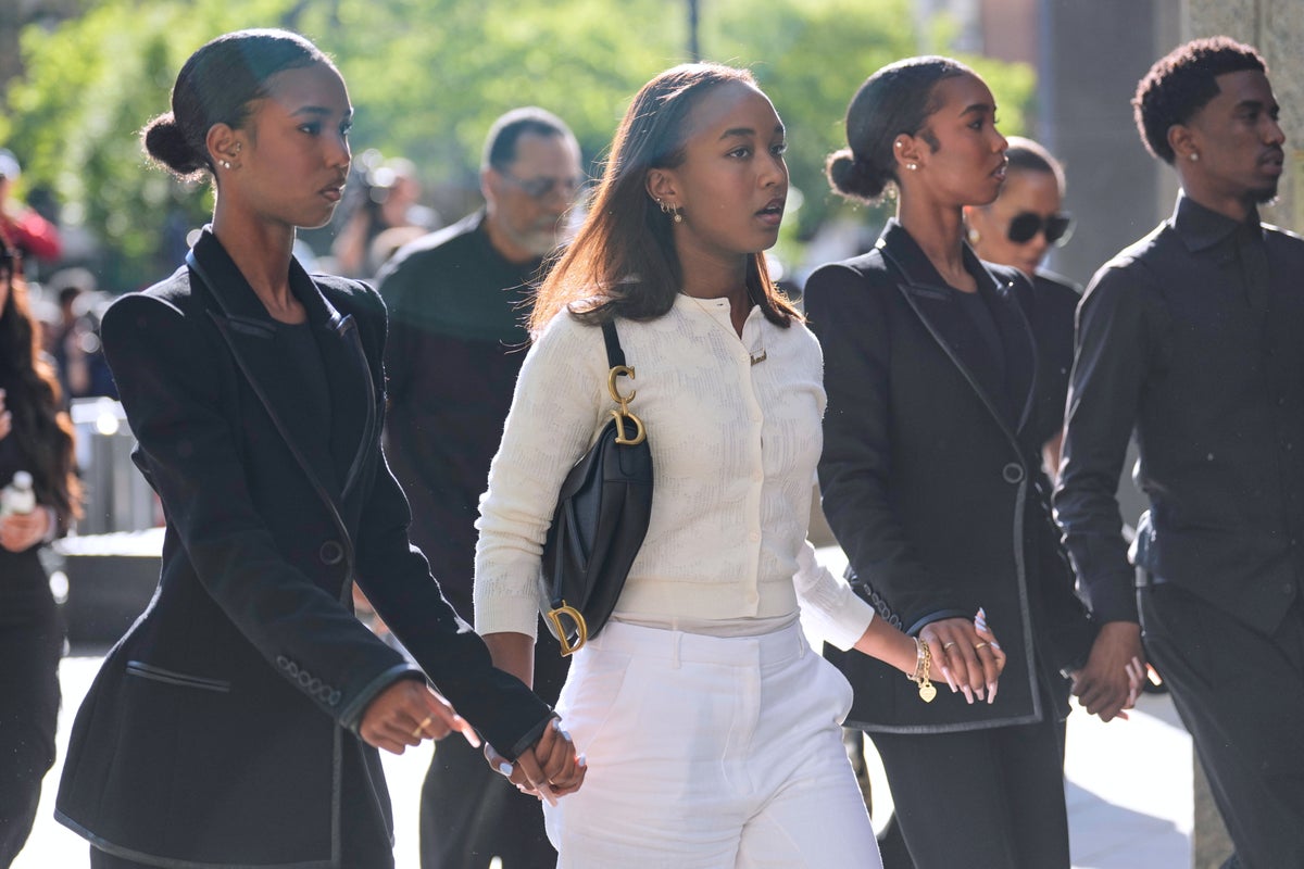 The Latest: Sean 'Diddy' Combs gives a thumbs up to spectators at racketeering trial