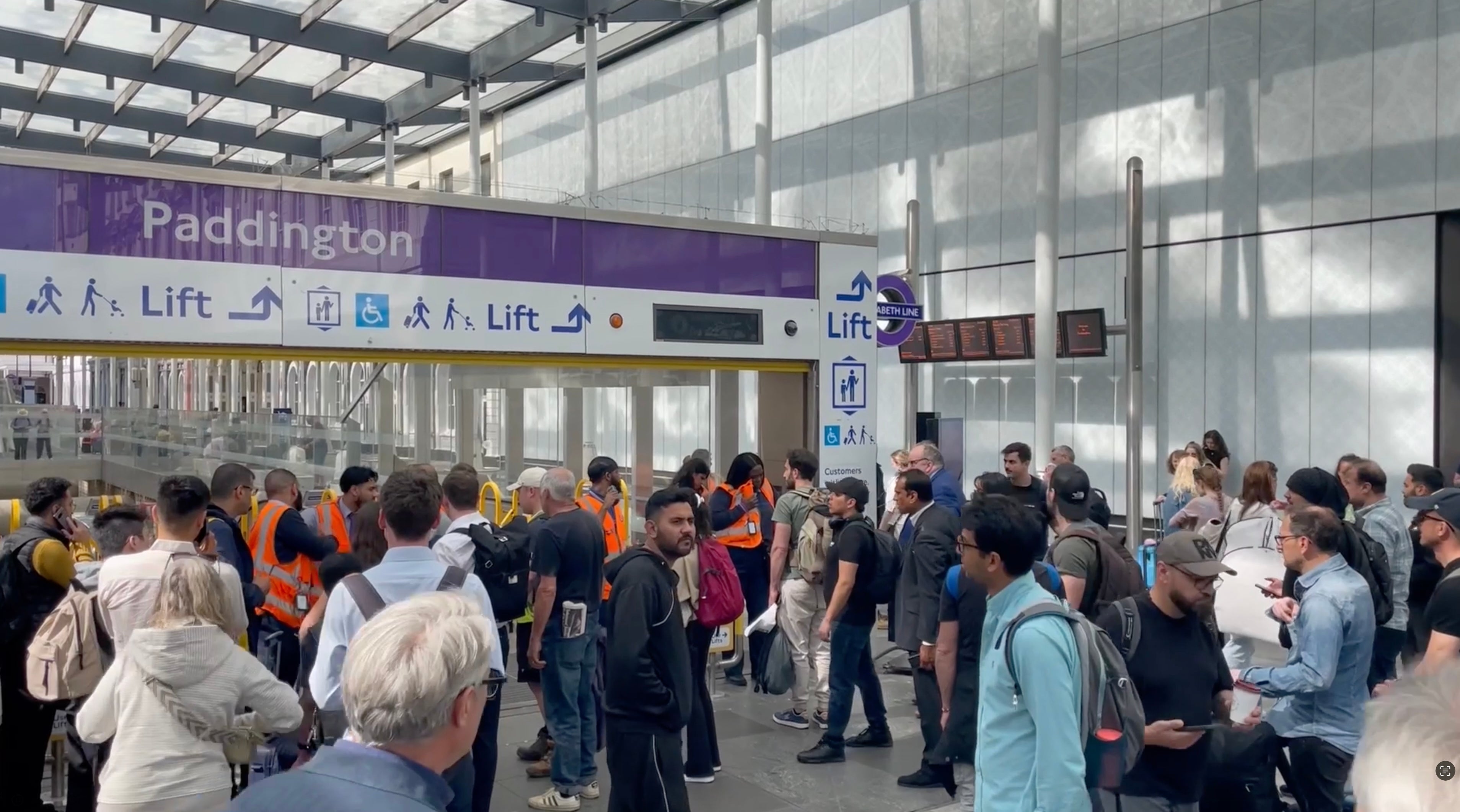 <p>Confused travellers ar Paddington </p>