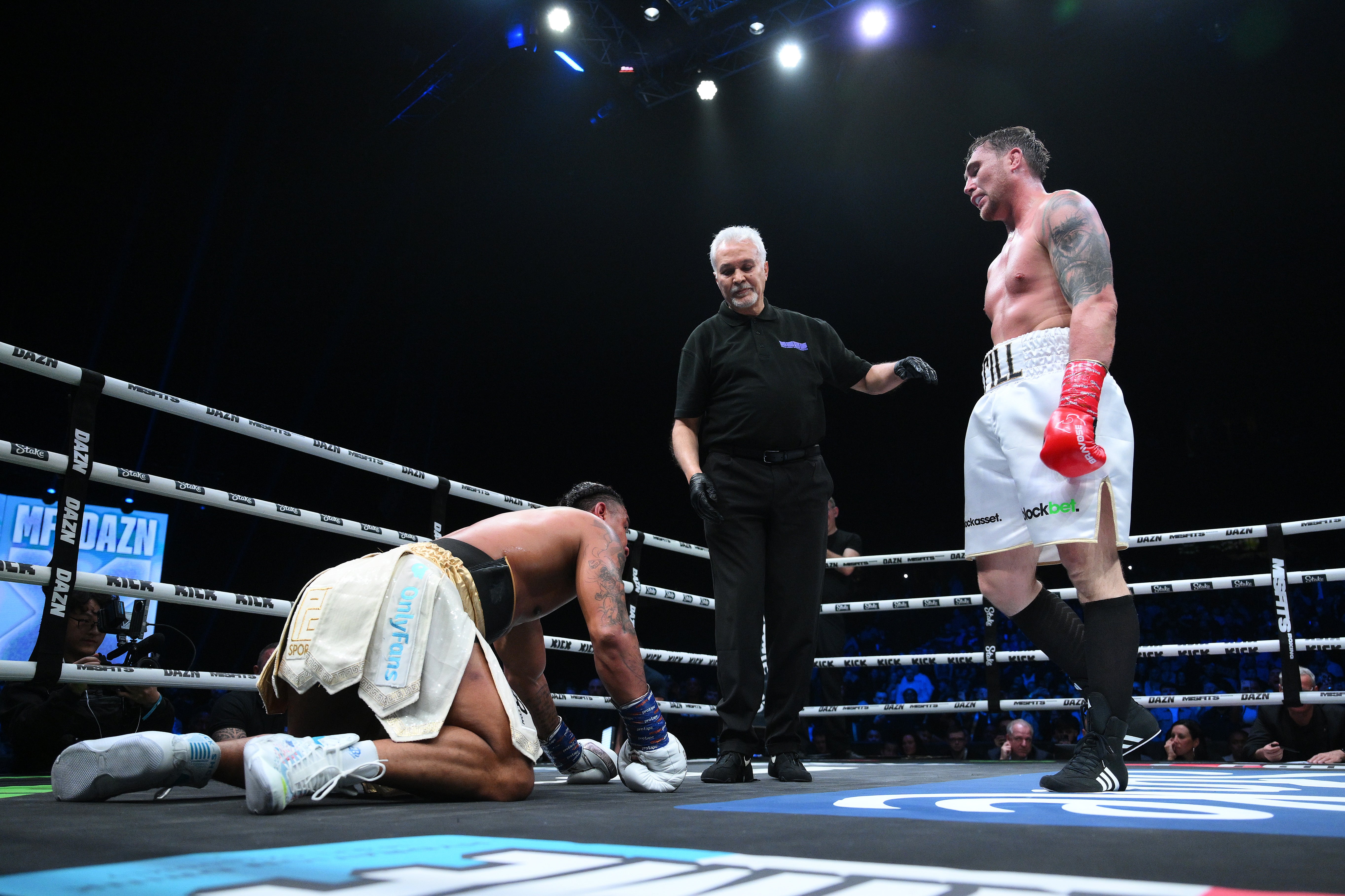 Darren Till (vpravo) padol a zastavil Anthonyho Taylora v Manchesterskej aréne spolupráce