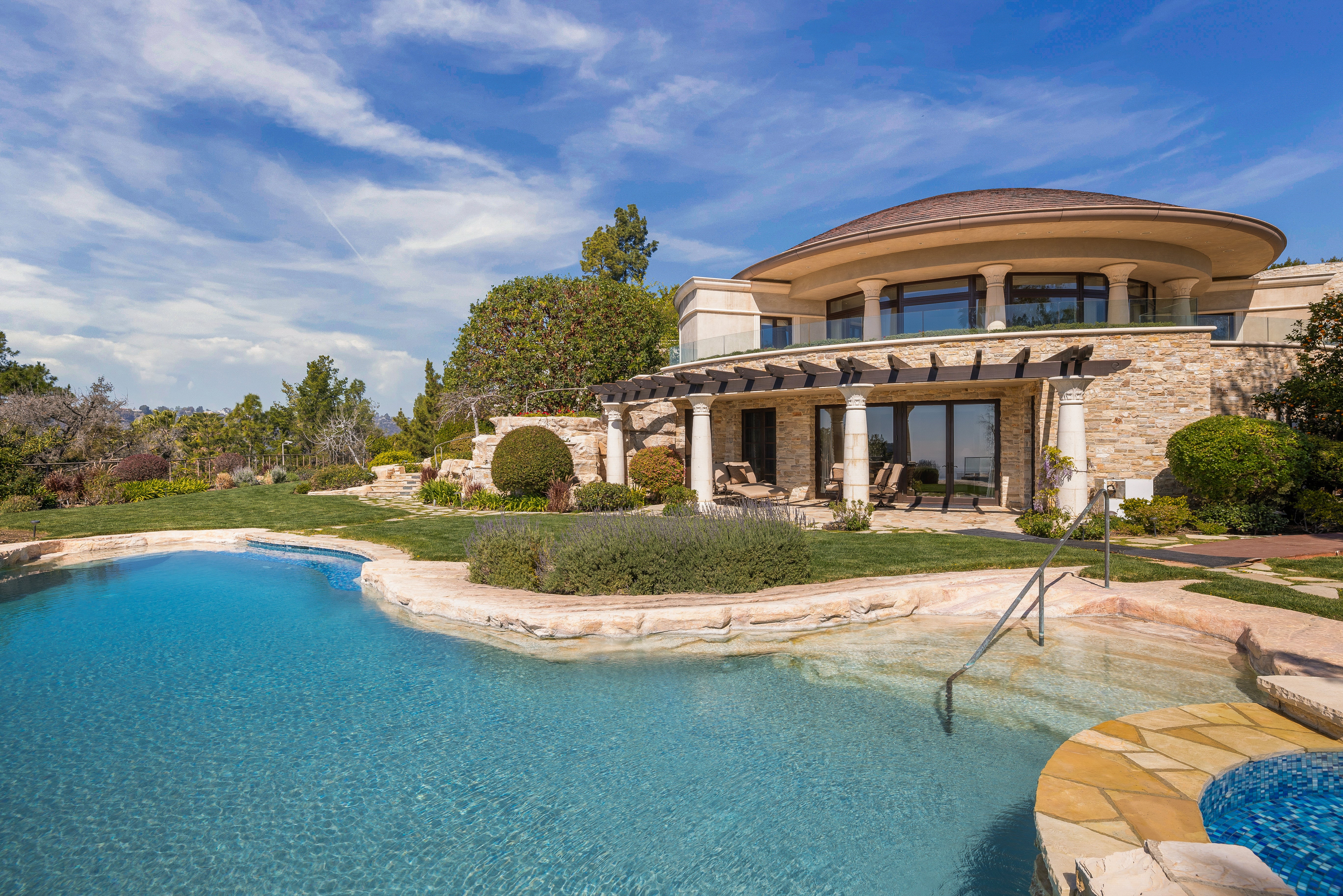 Quincy Jones’ estate included an infinity shaped pool
