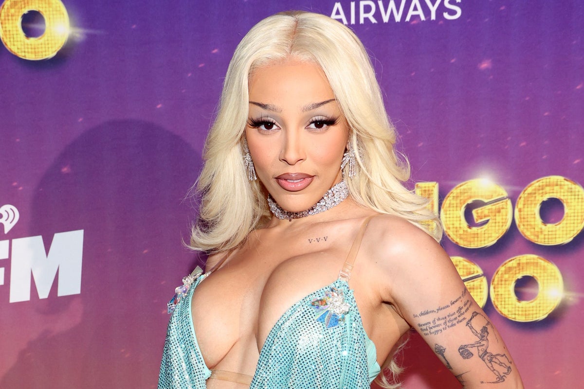 Doja Cat addresses plastic surgery mishap after breast implant visibly shifts