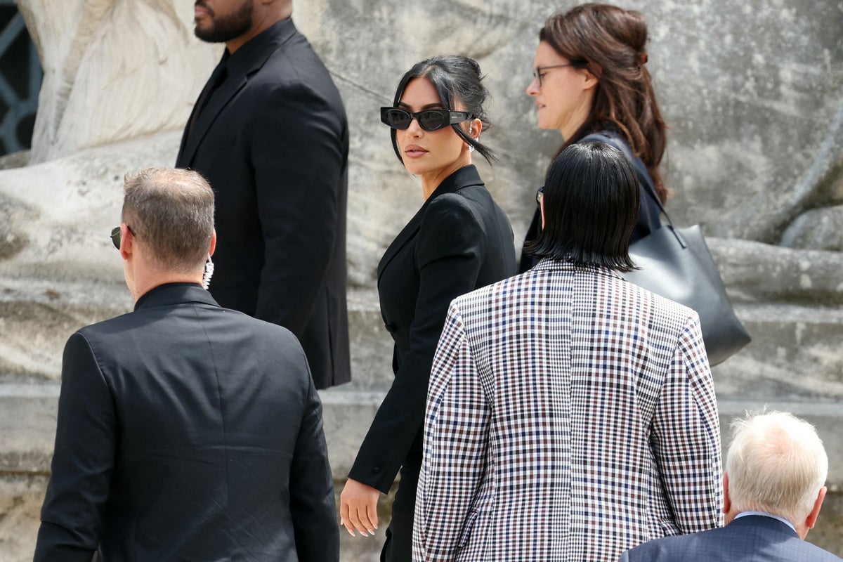 Kim Kardashian breaks down in tears amid Paris jewel heist trial