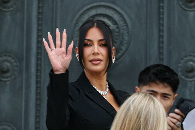 <p>Kim Kardashian llega a un juzgado de París, Francia, para declarar en el juicio por el robo de 10 millones de dólares en joyas del que fue víctima</p>