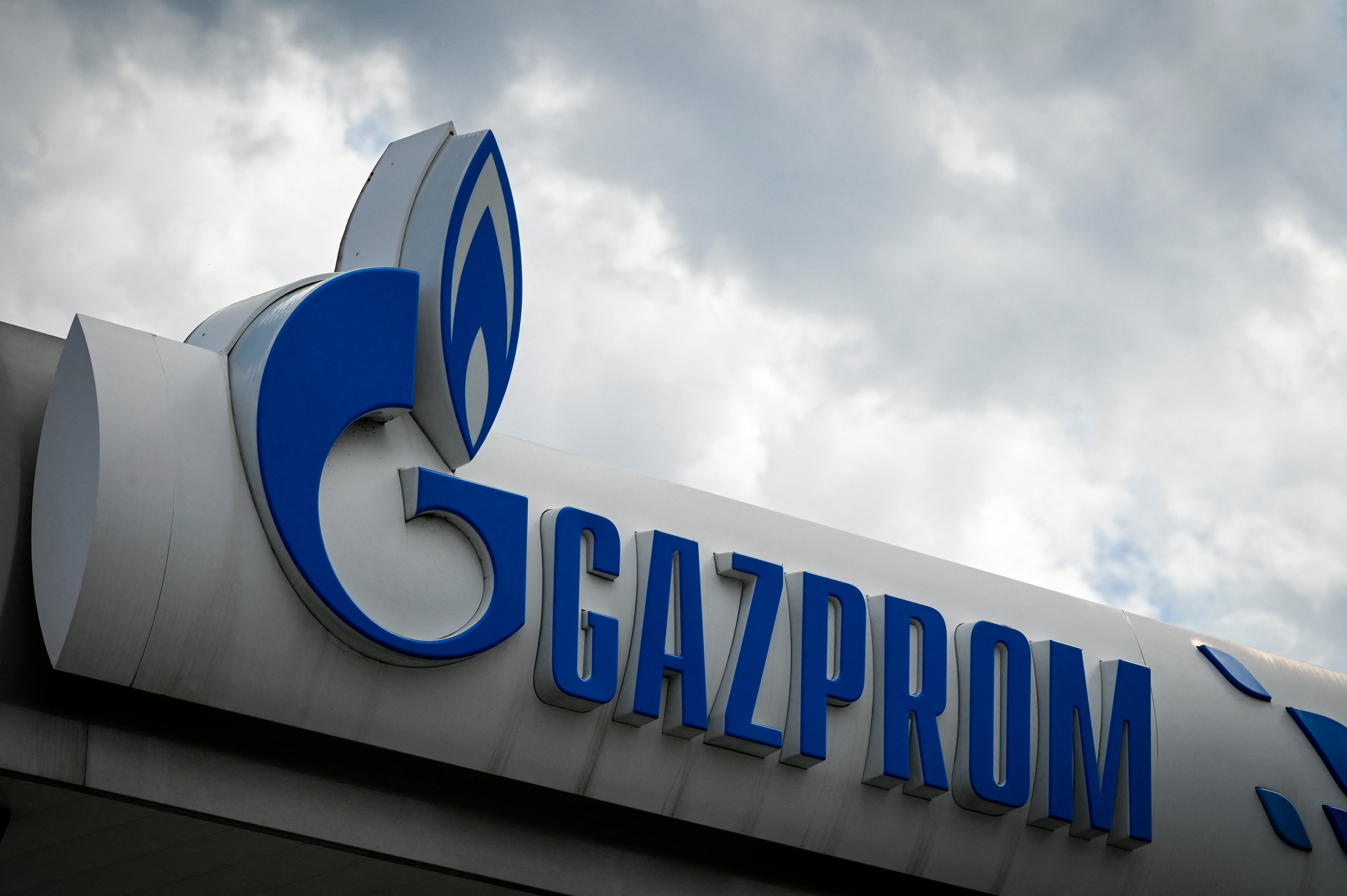 آرم غول انرژی روسیه Gazprom در یکی از ایستگاه های بنزین آن در صوفیه تصویر شده است
