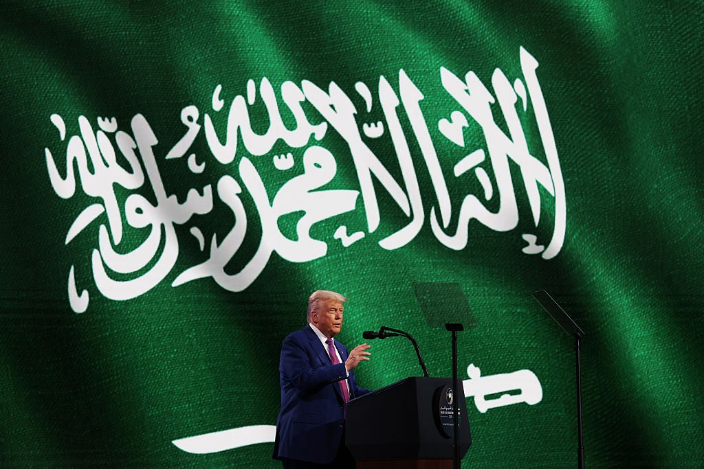 Déanann turas Trump sa Mheánoirthear a chonspóid ar an bPáirtí Poblachtach “Neoconza a chur ar bhonn foirmiúil Déanann turas Trump sa Mheánoirthear a chonspóid ar an bPáirtí Poblachtach “Neoconza a chur ar bhonn foirmiúil