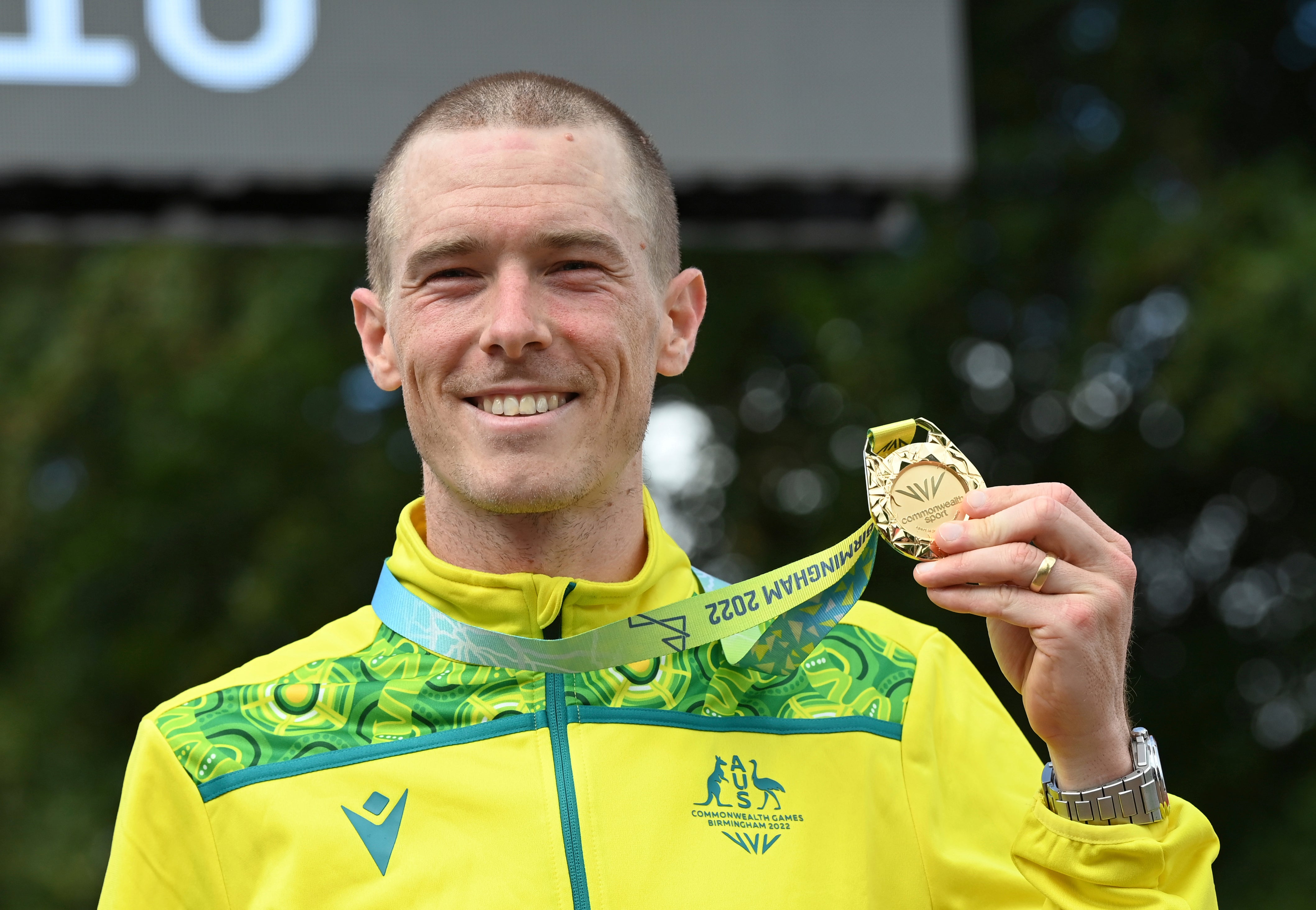 The winner of the gold medal, Rohan Dennis from Australia, poses with his medal according to the individual time method of men at the Commonwealth Games in England.