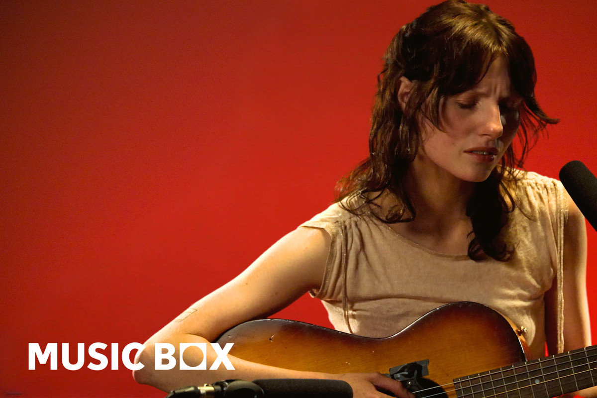 Singer-songwriter Clara Mann is spellbinding in Music Box performance of ‘Doubled Over’