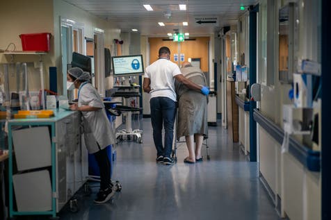 <p>NHS bosses face pay cuts of up to £15,000 for failing to meet waiting time reduction targets</p>