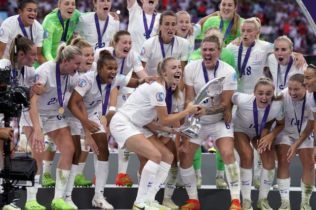 <p>Millie Bright lifts the Euro 2022 trophy with Leah Williamson</p>