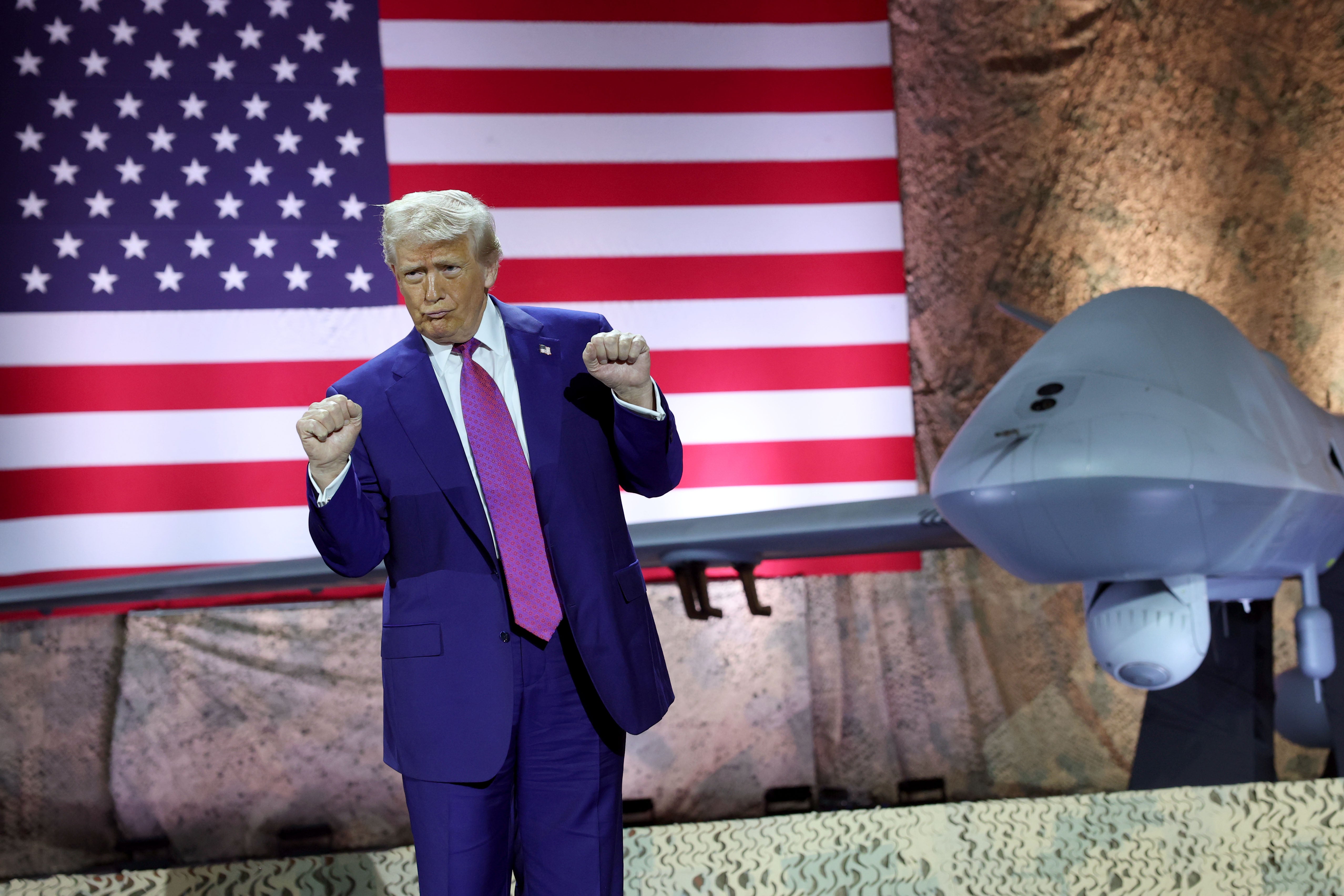 Трамп танцює під його вхідною піснею, перш ніж зв’язатися з військами