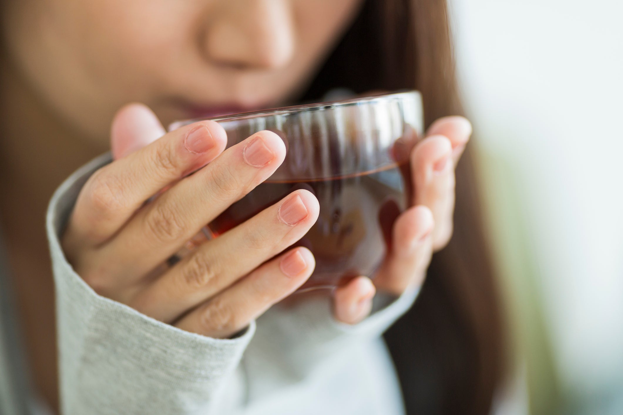 Drinking black tea and eating berries can help your brain as it ages. They are both sources of flavonoids. These are some of the current foods that people can eat to age better.
