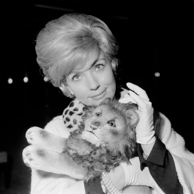 <p>Joan O'Brien at London Airport on April 27, 1962</p>