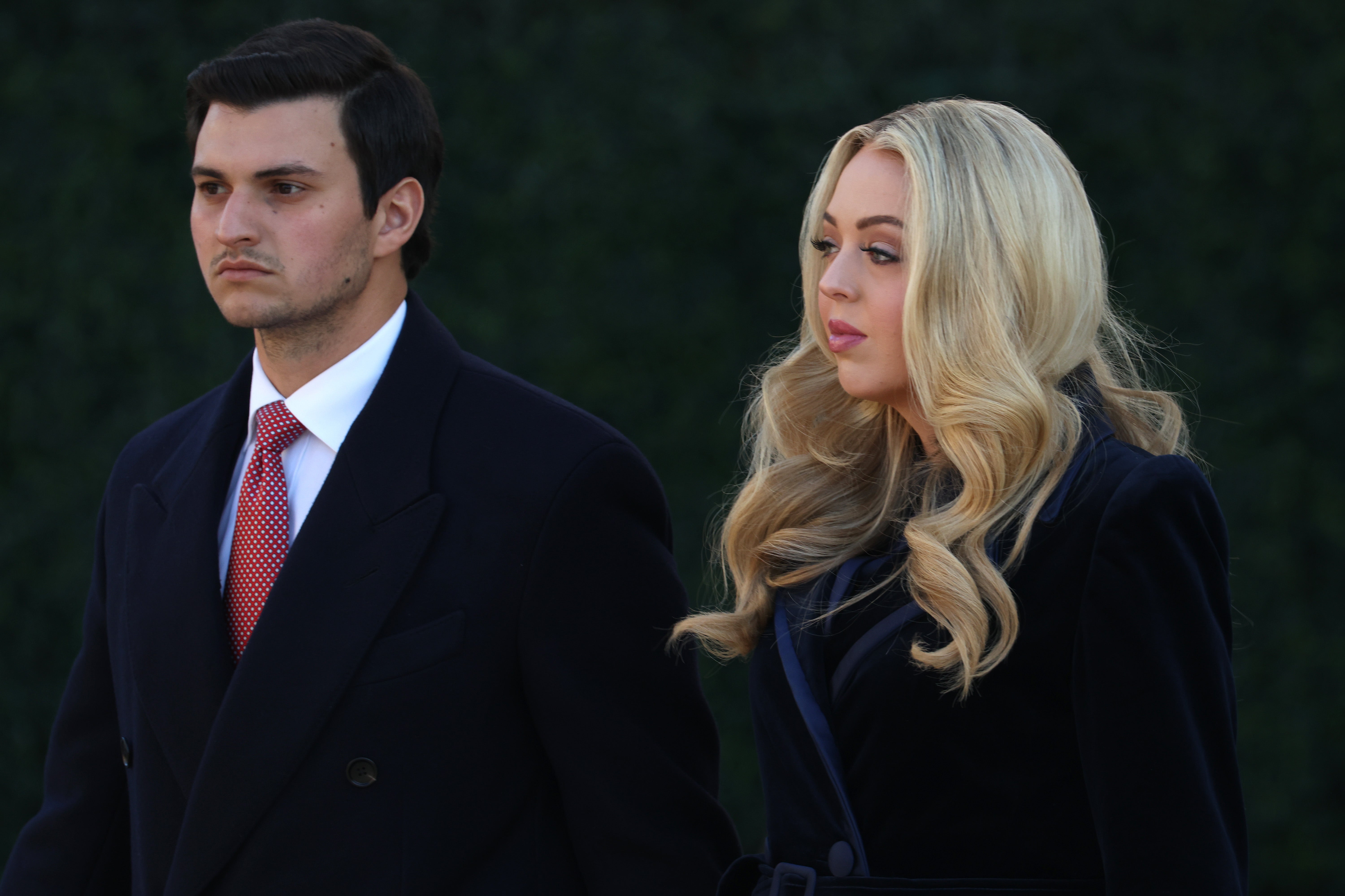 Phós Michael Bulos, 27 bliain d'aois, agus Tiffany Trump, 31 bliain d'aois, i 2022 i Mar-A-Llaz.