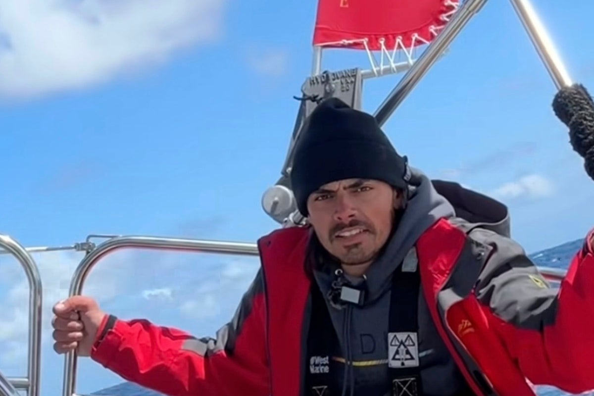 Corporate manager quits job to go sailing across the world with his cat