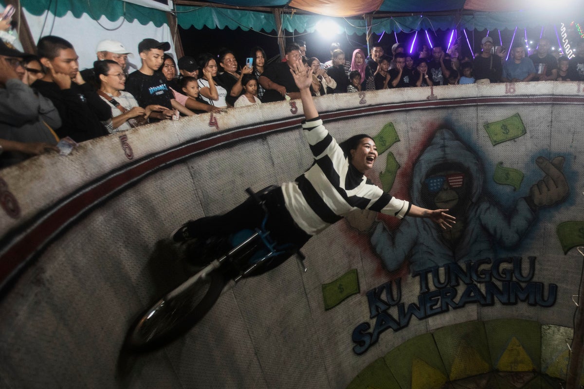 AP PHOTOS: A death-defying ride and a night's earnings in Satan's Barrel