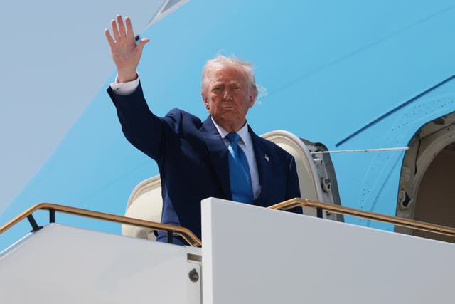<p>Trump boards Air Force One in Abu Dhabi</p>