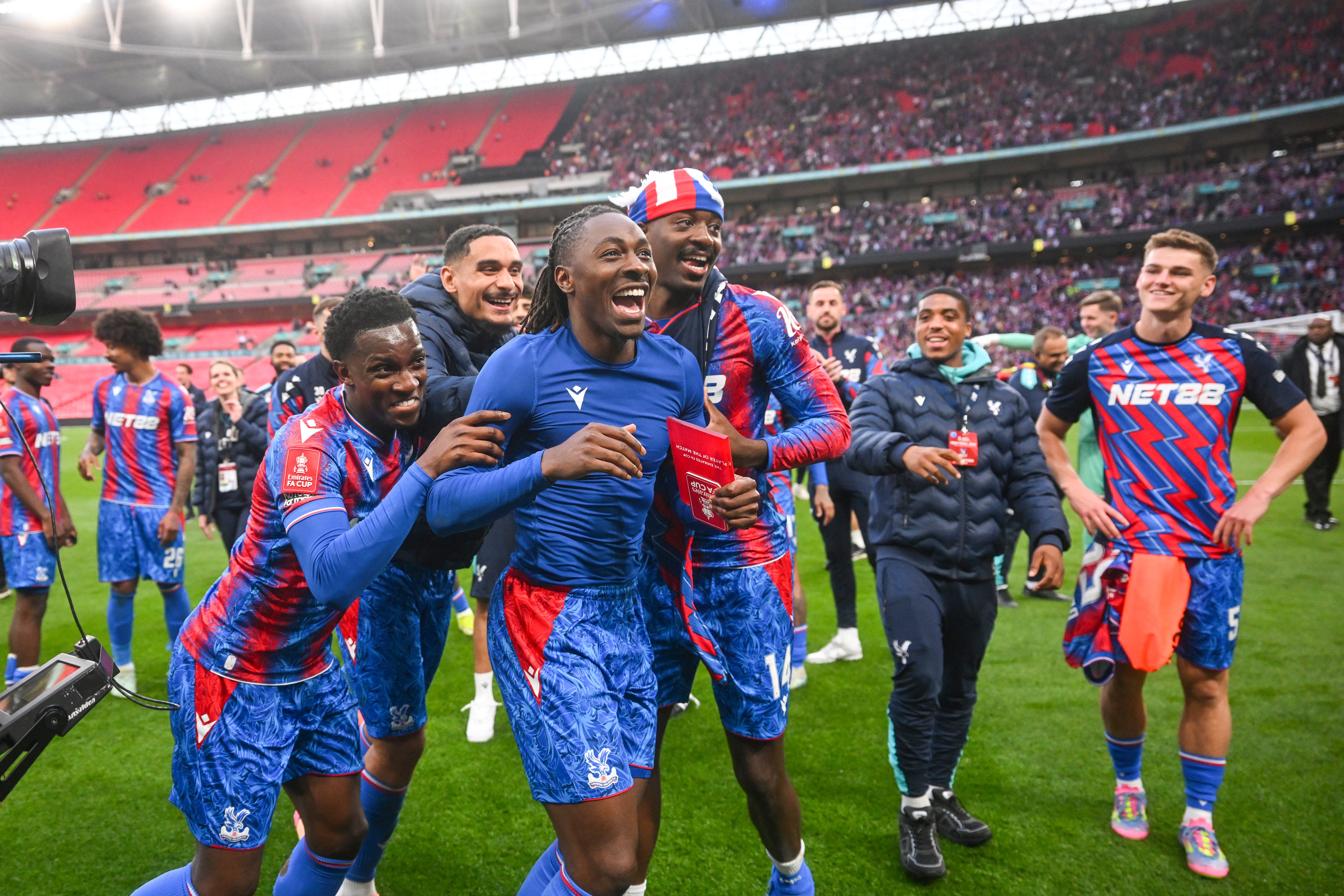 Eberechi Eze leads Crystal Palace celebrations at Wembley