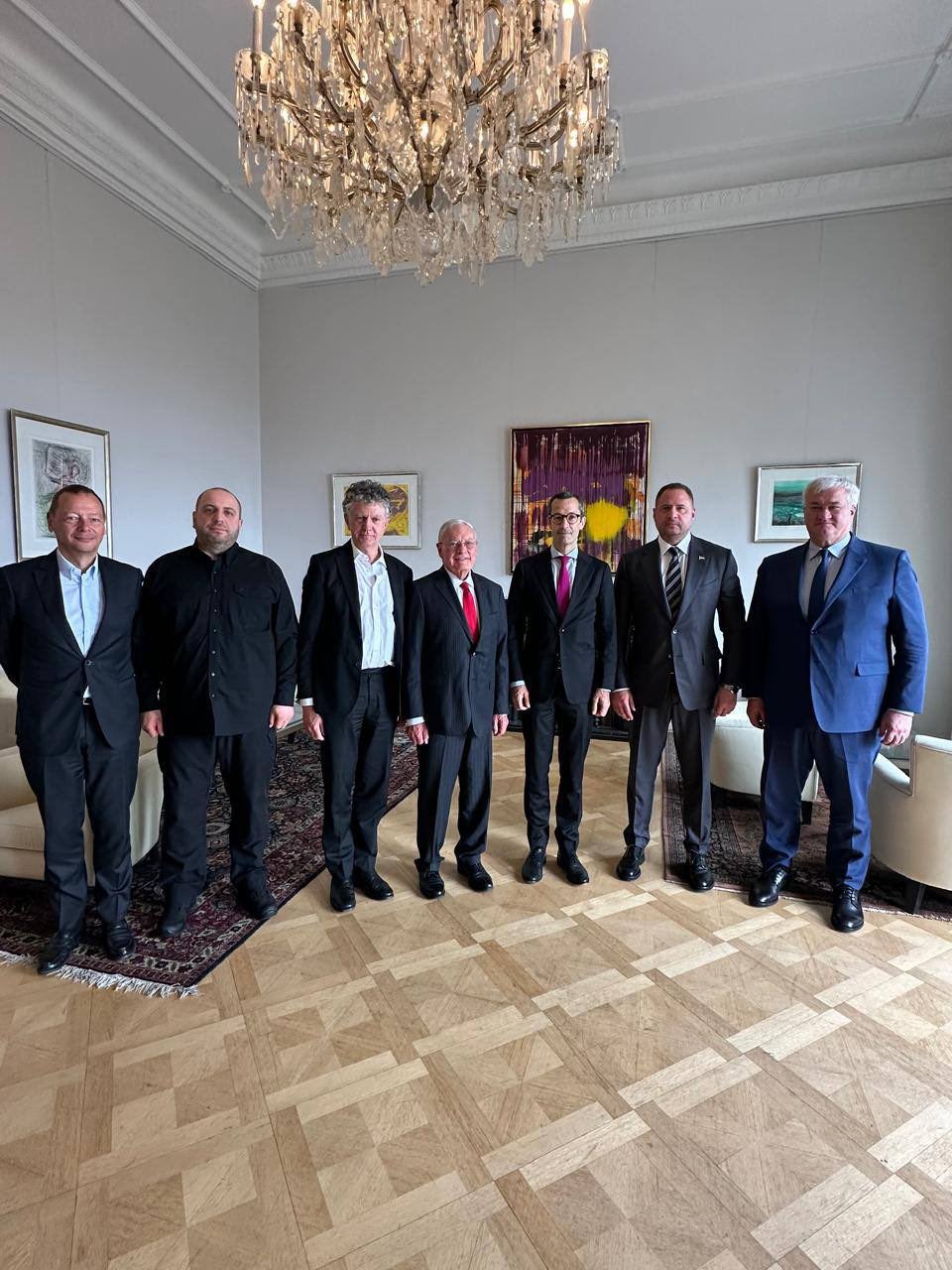 Le ministre de la Défense, Rustem Umerov, le chef du bureau présidentiel Andriy Yermak et le ministre des Affaires étrangères Andrii Sybiha ont rencontré des responsables européens vendredi